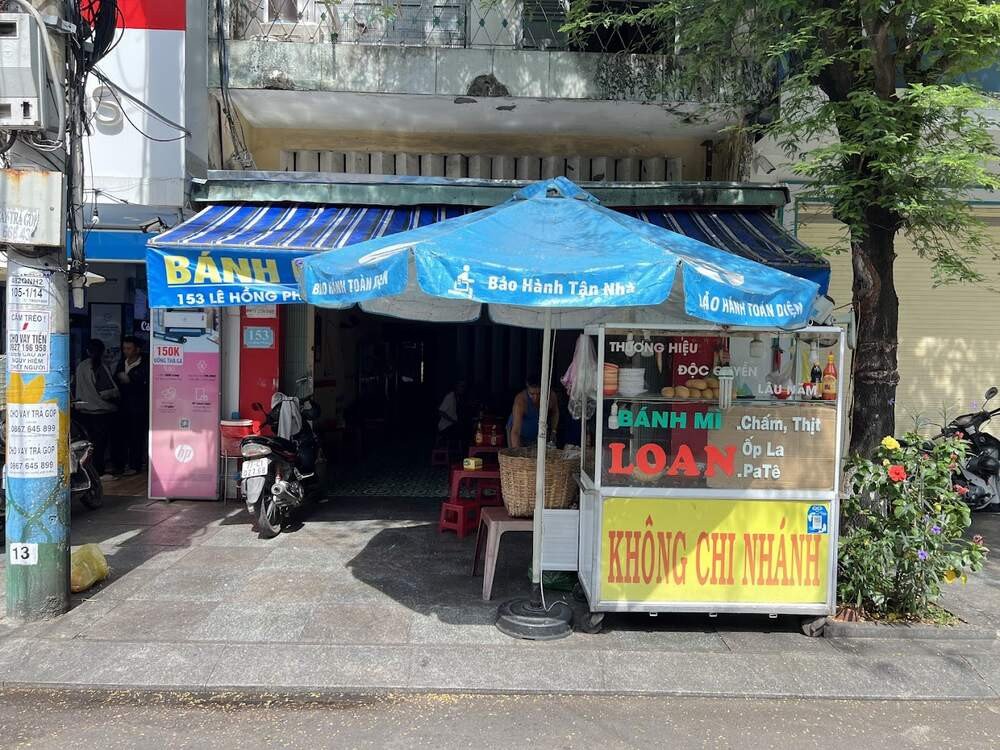 Quán bánh mì chấm Loan sôi động với thực khách thưởng thức bánh mì chấm Quy Nhơn