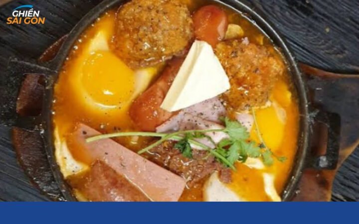 Quán bánh mì chảo cô 3 Hậu đông đúc với khách hàng đang chờ đợi món ăn sáng