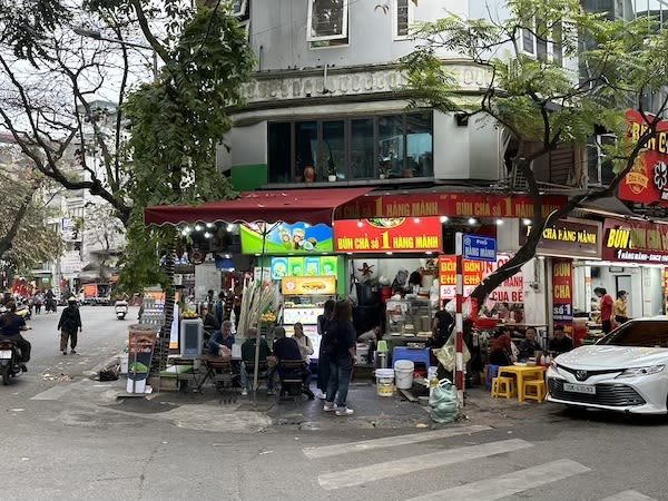 Quán bánh mì Hà Nội Phố Cổ Tam Béo trên góc phố nhộn nhịp