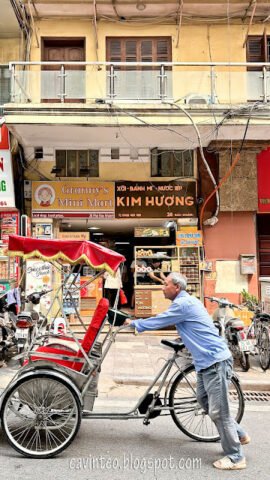 Quán bánh mì Hoàn Kim Hương tấp nập khách hàng tại Hà Nội