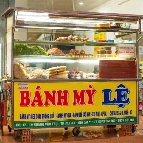 Quán Bánh mì Lệ Gia Lai tấp nập khách trên đường Hoàng Văn Thụ