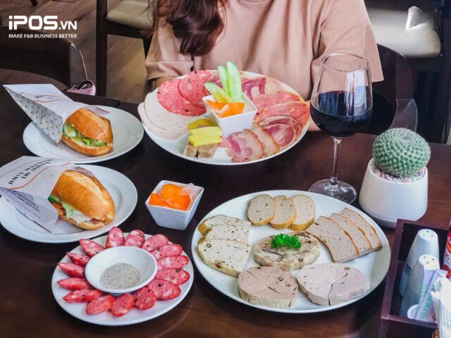 Quán bánh mì Nguyên Sinh truyền thống tại Hà Nội