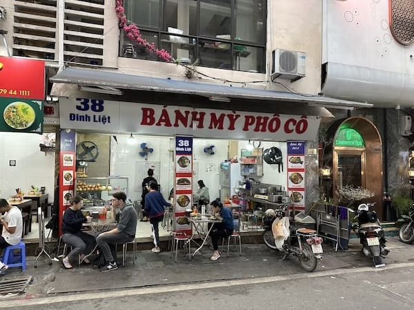 Quán Bánh Mì Phố Cổ giản dị nhưng chứa đựng hương vị bánh mì Hà Nội truyền thống.