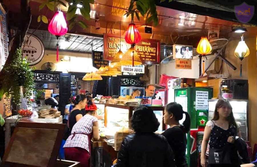 Quán Bánh Mì Phượng đông đúc thực khách chờ đợi thưởng thức