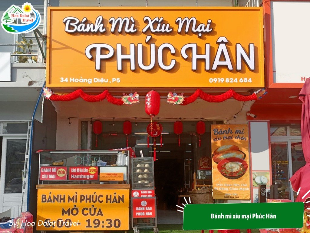 Quán bánh mì xíu mại Phúc Hân có biển hiệu thiết kế nổi bật với tông màu vàng