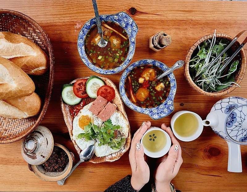 Quán bánh mì xíu mại Thu Còi tấp nập khách thưởng thức
