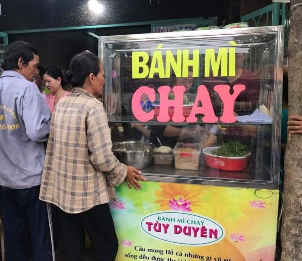 Quán nhỏ gọn với không gian sạch sẽ, bày biện nguyên liệu bắt mắt tại Bánh mì Chay Tùy Duyện