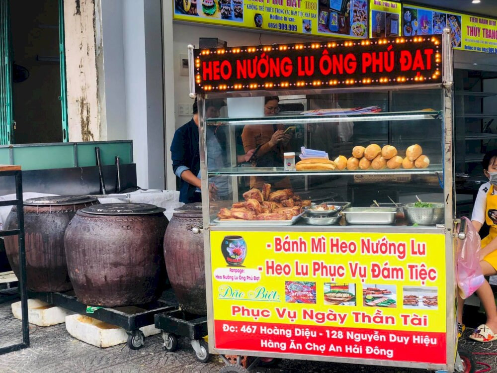 Quán Ông Phú Đạt bán heo quay theo cân cho khách hàng tại Đà Nẵng