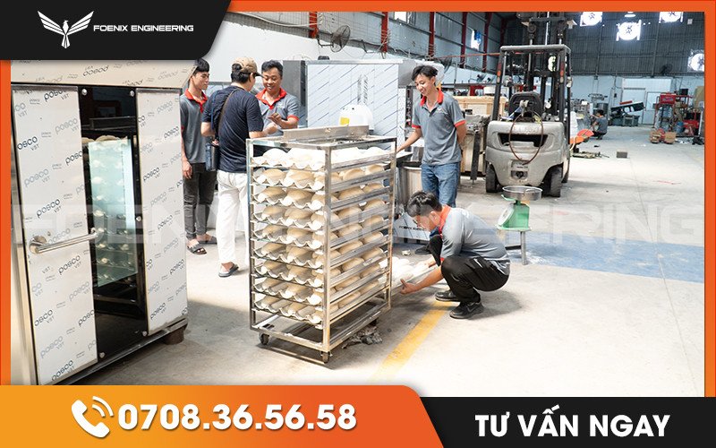 Quan sát quá trình nướng bánh mì đặc ruột qua cửa kính lò chuyên dụng