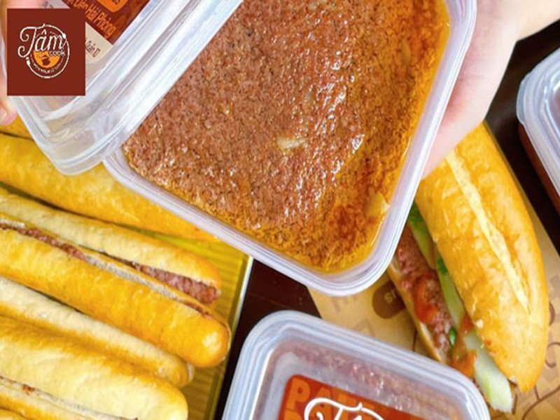 Quán Tâm Cook Khâm Thiên phục vụ bánh mì pate Cột Đèn chuẩn vị