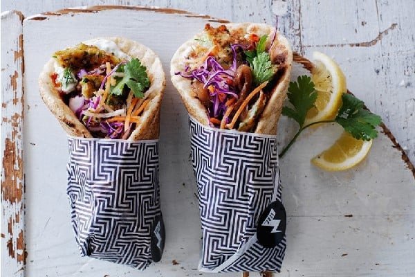 Quang cảnh cửa hàng bánh mì tấp nập khách hàng, thể hiện tiềm năng lợi nhuận từ kinh nghiệm mở lò bánh mì