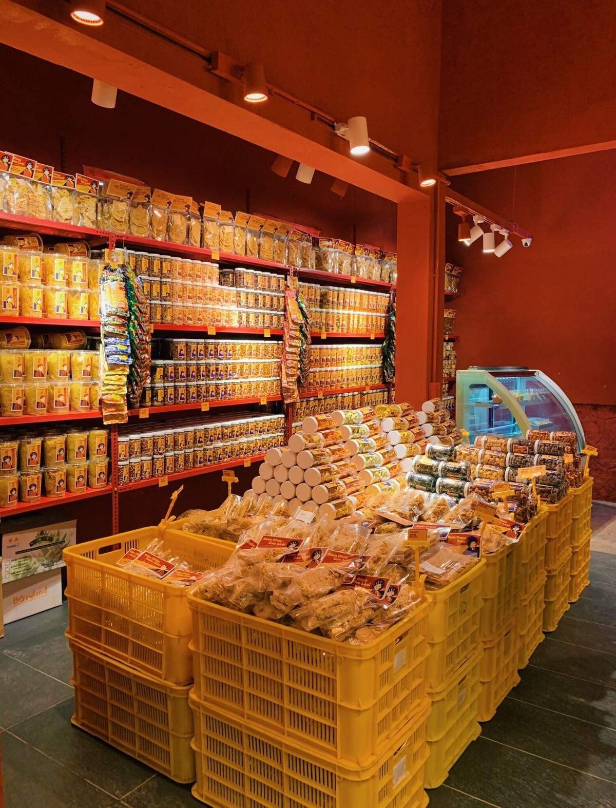 Quầy ăn vặt đa dạng tại bánh mì Cối Xay Gió