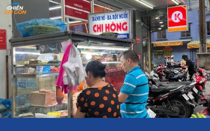 Quầy bán bánh mì Chị Hồng với nguyên liệu tươi ngon sắp xếp gọn gàng