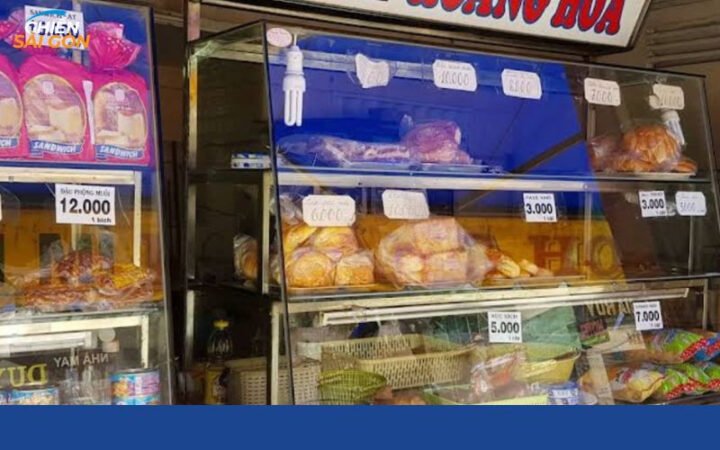 Quầy bán bánh mì Hoàng Hoa tấp nập khách hàng, thể hiện sự hấp dẫn của món bánh mì truyền thống.