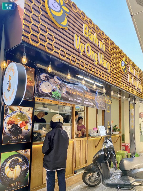 Quầy bán bánh mì thợ ong vàng tấp nập khách mua mang về