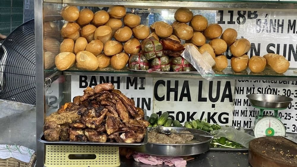 Quầy bánh Cẩm Hương đơn giản, phục vụ cực kỳ nhanh chóng và hiệu quả