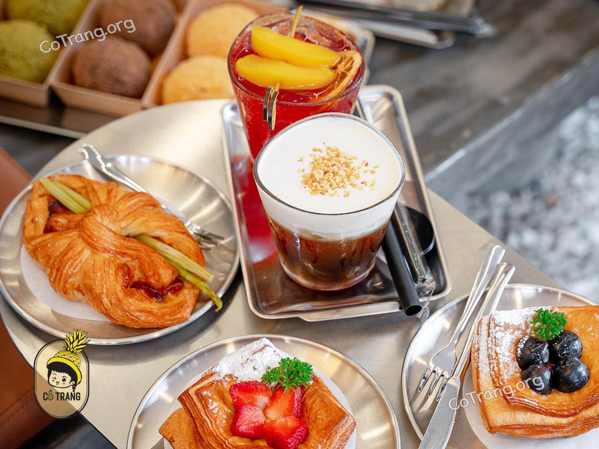 Quầy bánh đa dạng tại Gạch Đỏ Bakery &amp; Coffee