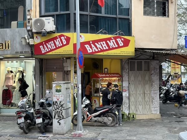 Quầy bánh mì B+ tấp nập khách vào buổi sáng sớm tại Hà Nội