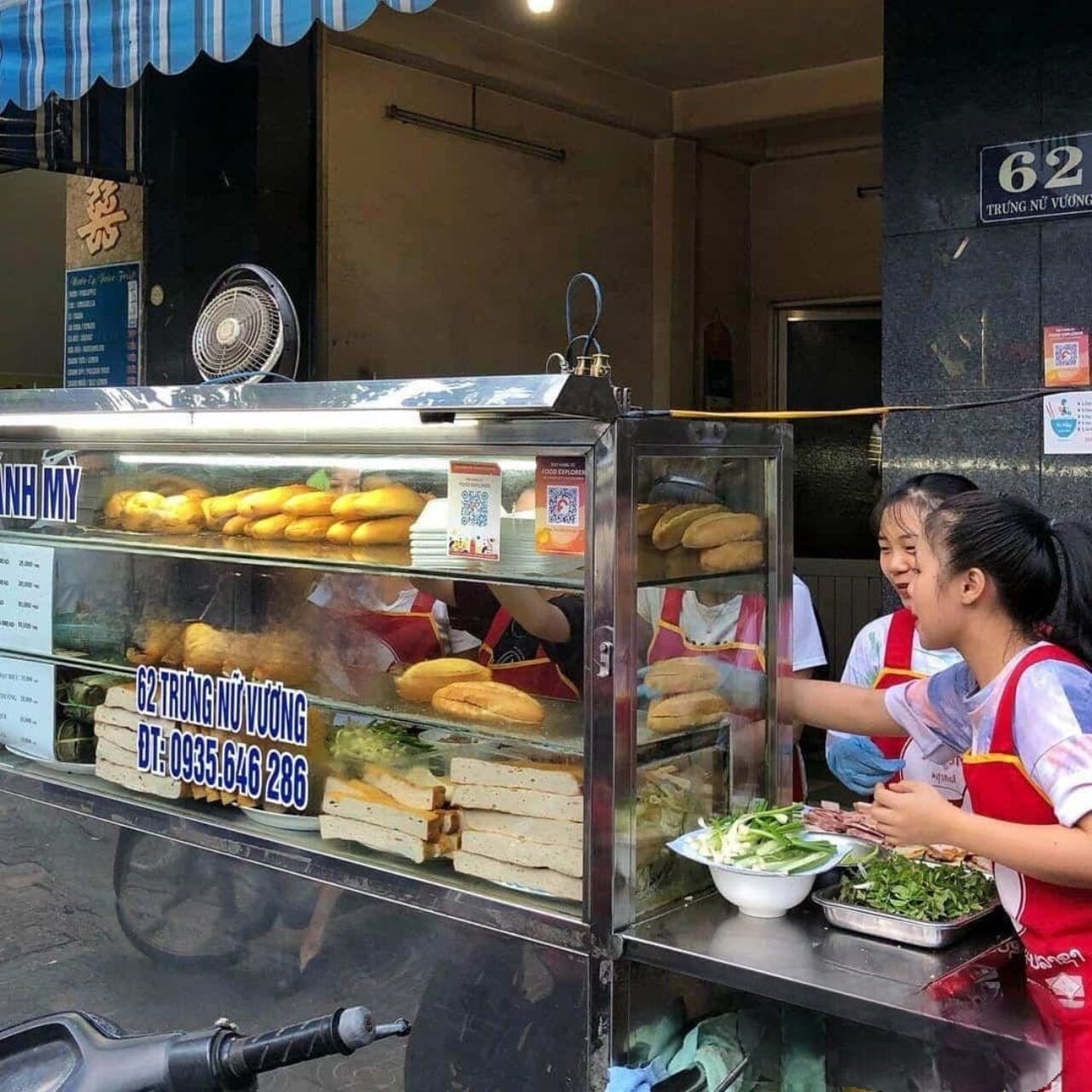 Quầy bánh mì Bà Lan với các loại nhân phong phú được sắp xếp gọn gàng