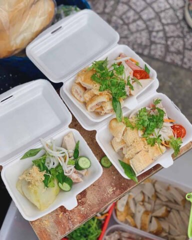 Quầy bánh mì cắt lát tấp nập khách tại Sài Gòn