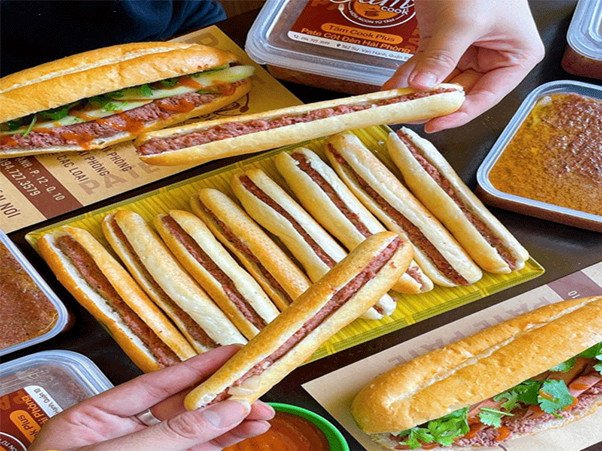Quầy bánh mì chả nóng Dũng Hạnh