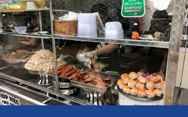 Quầy bánh mì Cô Lành tấp nập khách