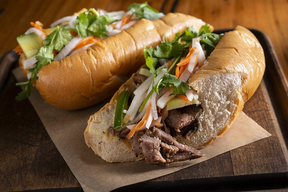 Quầy bánh mì Halal tại Sài Gòn với các nguyên liệu tươi ngon sẵn sàng phục vụ thực khách tìm kiếm món ăn chuẩn Hồi giáo.