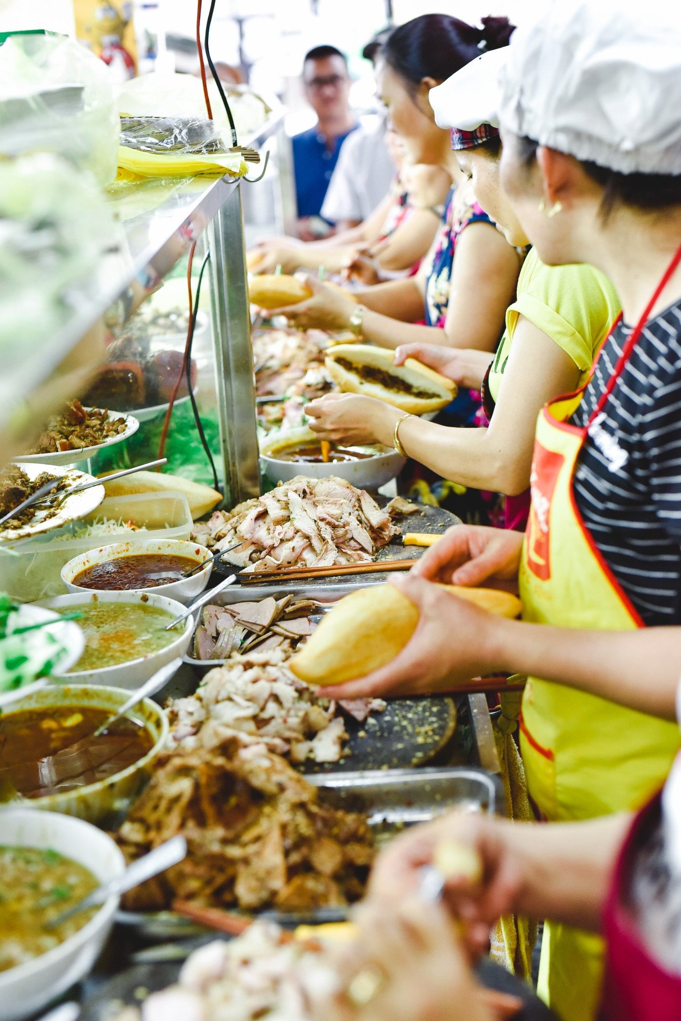 Quầy bánh mì Hội An thu hút thực khách quốc tế