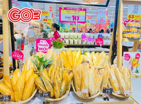 Quầy bánh mì ngũ cốc nguyên hạt đa dạng tại cửa hàng