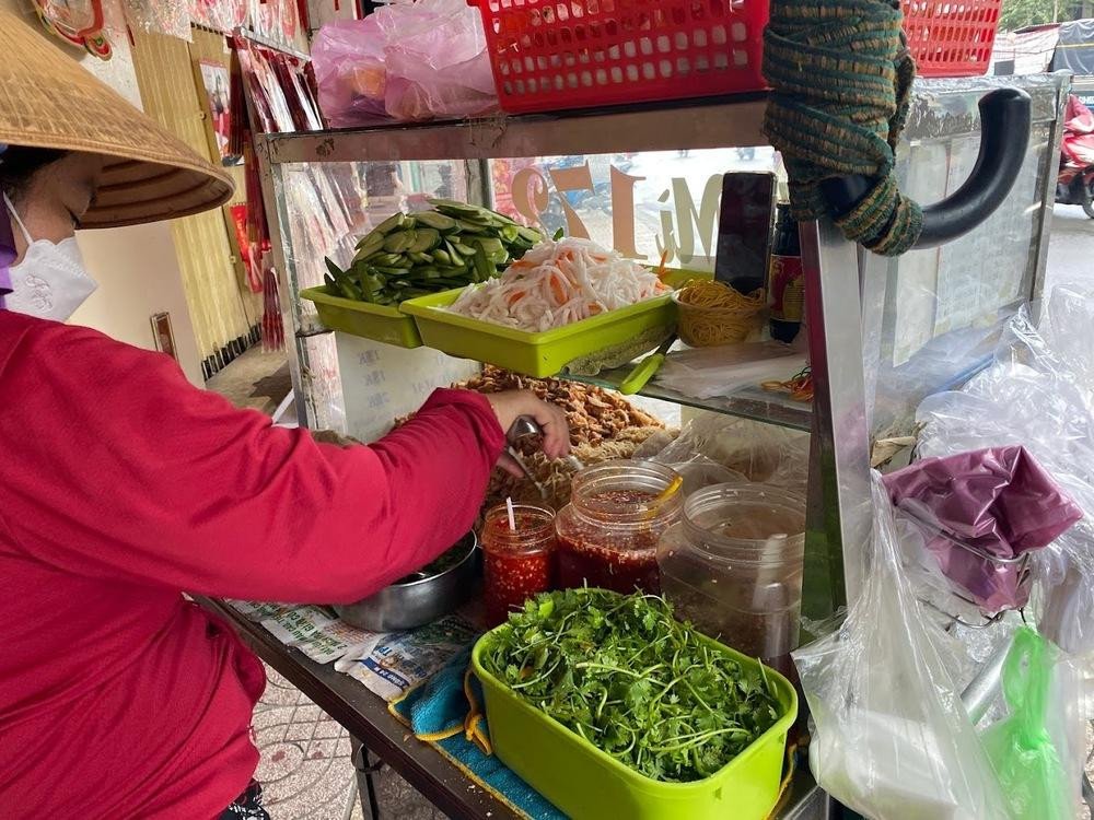 Quầy bánh mì nhỏ gọn và cô chủ phục vụ nhanh chóng tại Bánh mì Bì 172