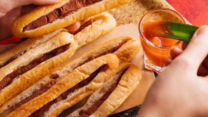 Quầy bánh mì Ông Cuông Hàng Kênh tấp nập khách