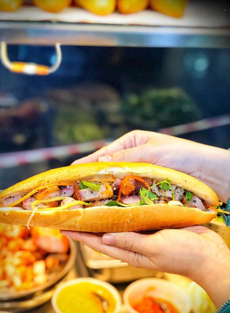 Quầy bánh mì Ông Phú Đạt tấp nập khách vào buổi sáng