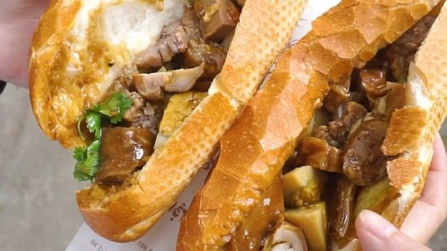 Quầy bánh mì phá lấu Bà 6
