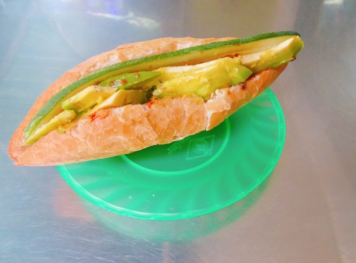 Quầy bánh mì Phi Bánh Mì Hội An với bảng menu đa dạng, từ nhân truyền thống đến các lựa chọn bánh mì healthy cho du khách.
