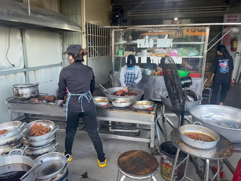 Quầy bánh mì Thảo Hiền với những chiếc bánh vàng ươm, thu hút thực khách