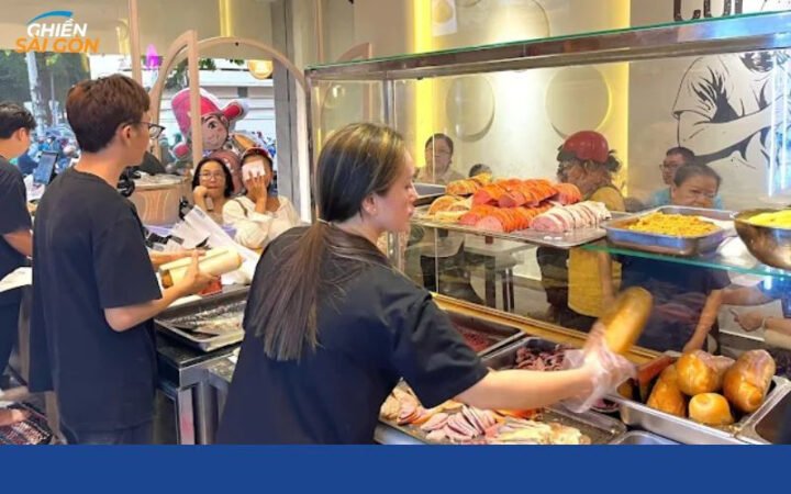 Quầy bánh mì Trạng với bảng hiệu nổi bật và nguyên liệu tươi ngon
