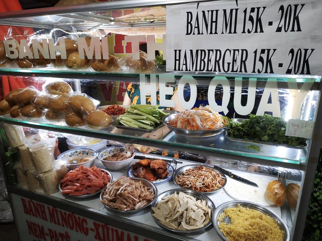 Quầy bánh mì Út Tâm với nhân cá khô rim