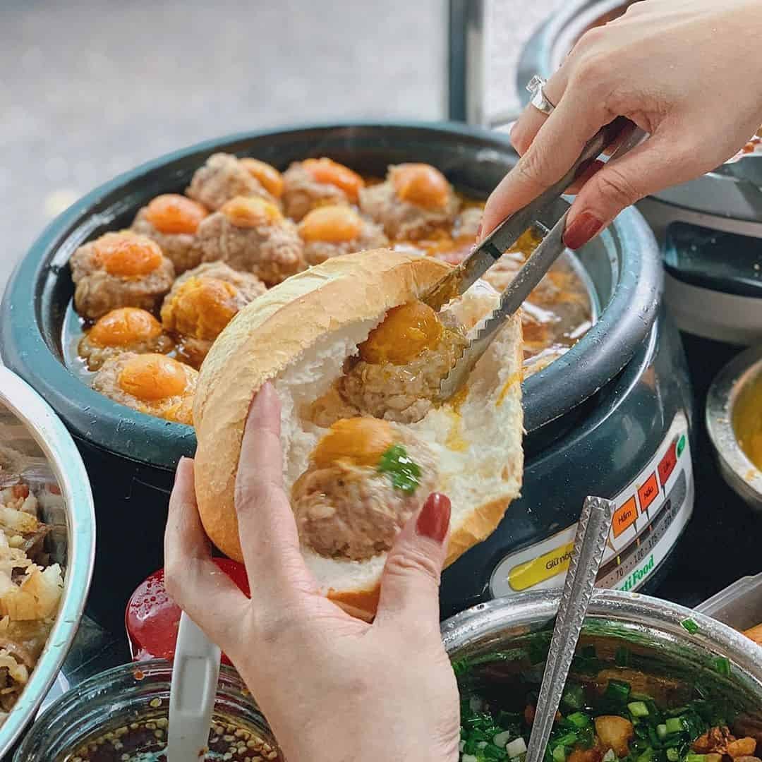 Quầy bánh mì với nhiều loại nhân phong phú, thu hút thực khách