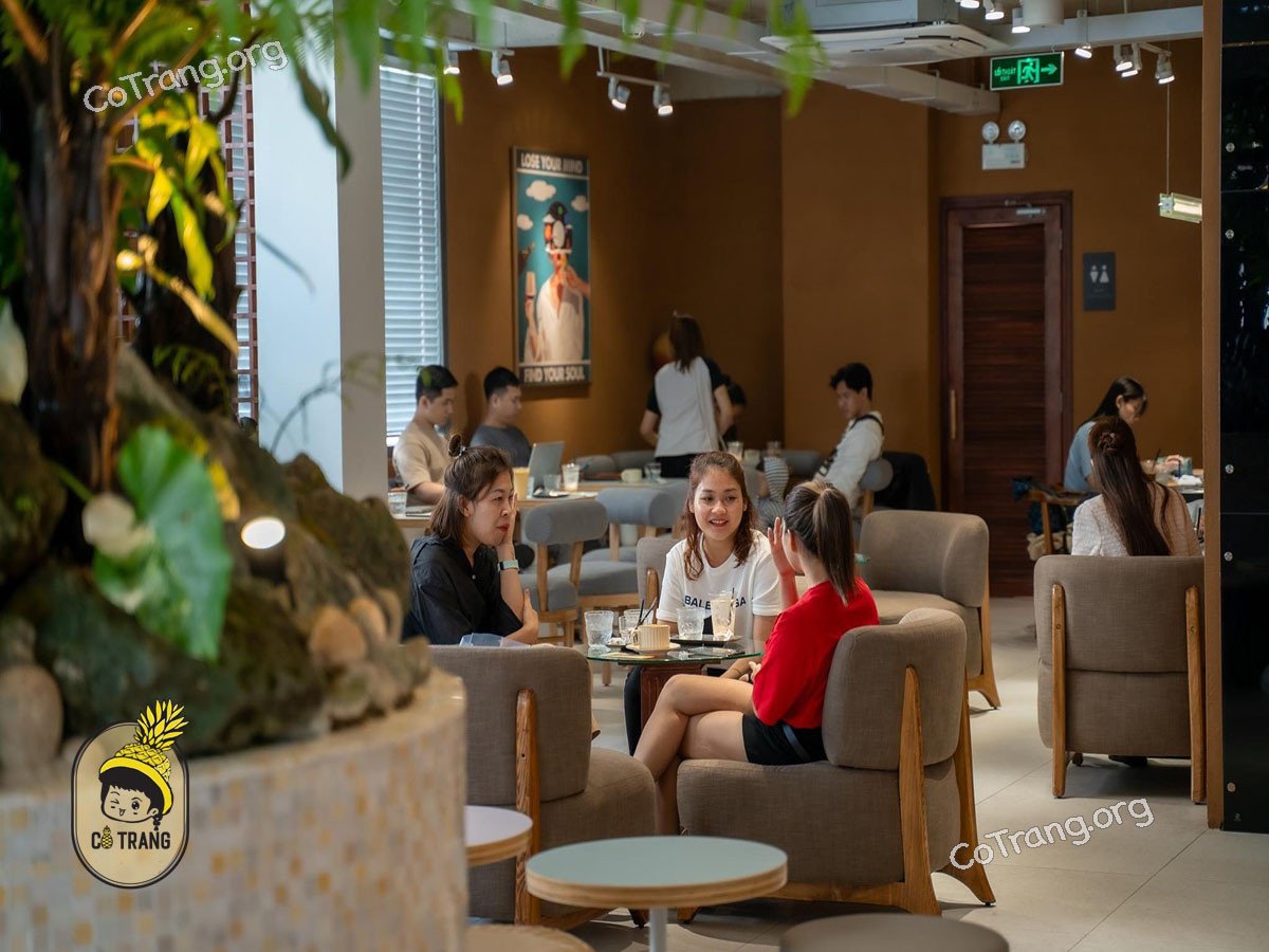 Quầy bánh phong phú với nhiều loại bánh ngọt và bánh mì tươi tại Gạch Đỏ