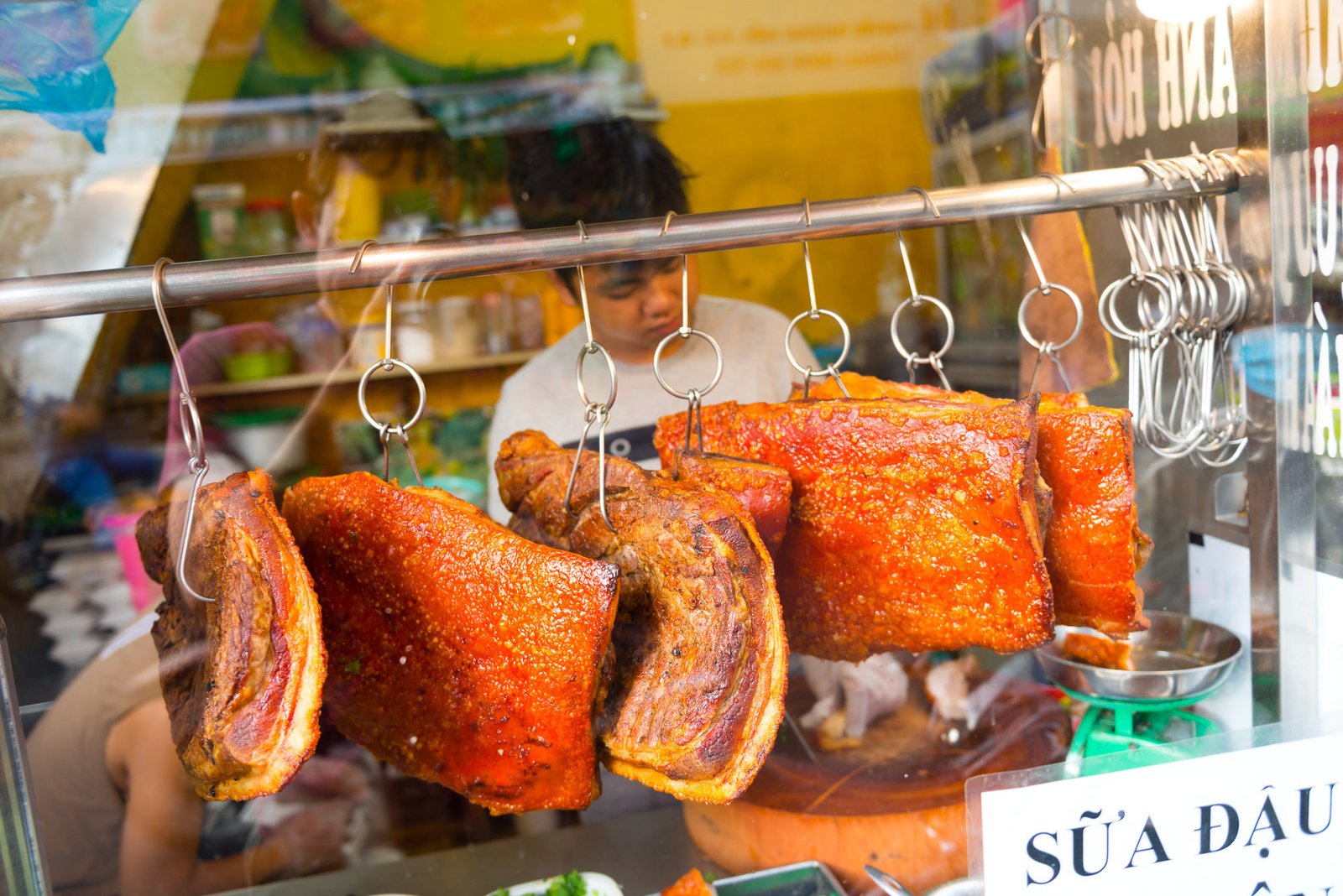 Quầy chế biến bánh mì heo quay với những miếng thịt ba chỉ nướng vàng giòn, hấp dẫn