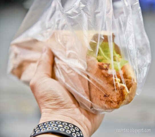 Quầy chế biến bánh mì với đầy đủ nguyên liệu tươi ngon tại Banh Mi Mama, chuẩn bị cho những chiếc bánh mì hấp dẫn