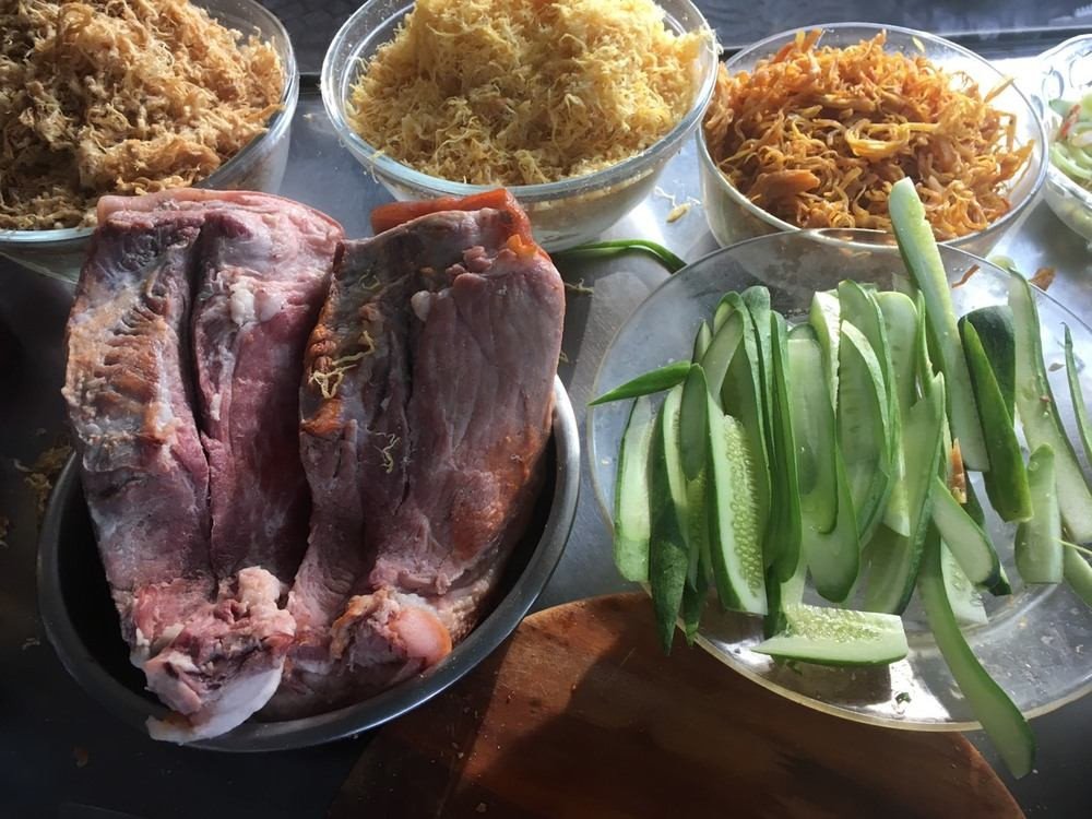 Quầy chế biến sạch sẽ của tiệm bánh mì Minh Châu tại Quận 4