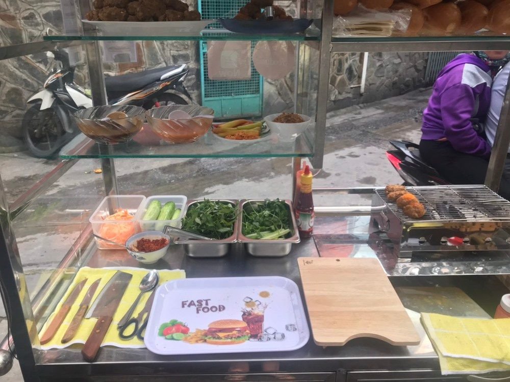 Quầy chế biến sạch sẽ tại Bánh mì bò Đẩu