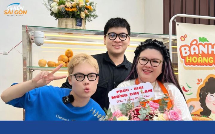 Quầy chế biến và không gian sạch sẽ của tiệm Bánh mì Hoàng Lam