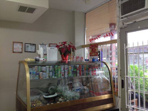 Quầy chuẩn bị bánh mì ngon Nha Trang với các loại nhân tươi sạch