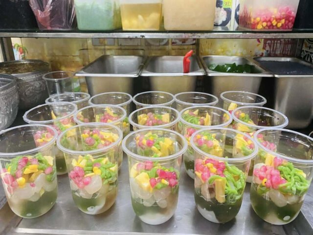 Quầy hàng chuẩn bị suất bánh mì Hội An Chùa Láng cho khách