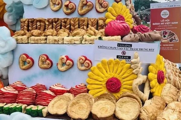 Quầy hàng với các loại bánh mì tạo hình nghệ thuật tại banh mi festival hcmc