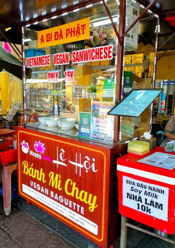 Quầy hàng với các món ăn chay đa dạng của Bánh Mì Chay Vegan Baguette tại Hội An.