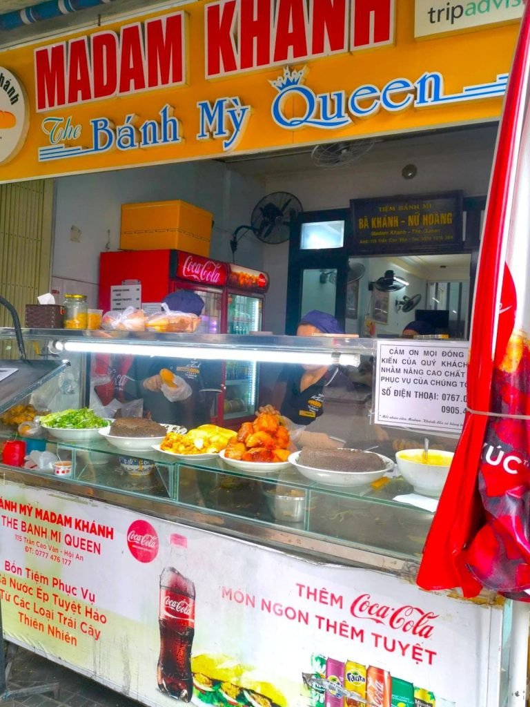 Quầy kính bày các loại nguyên liệu tươi ngon tại tiệm Bánh Mì Nữ Hoàng Madam Khanh ở Hội An