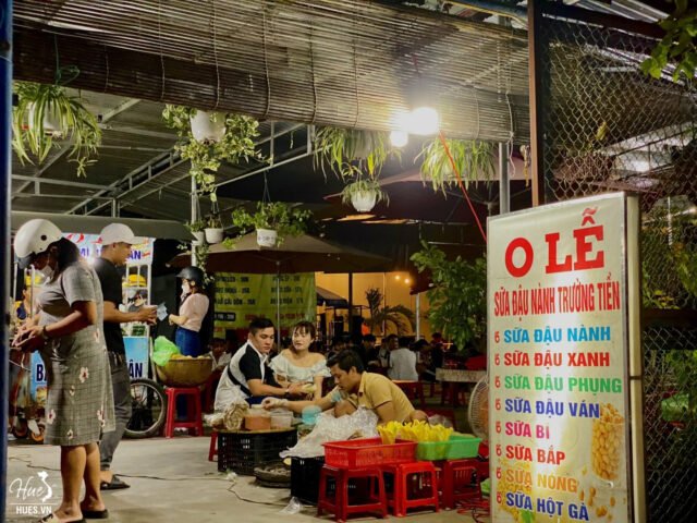 Quầy nguyên liệu phong phú của bánh mì O Lễ Trương Định